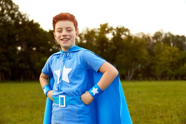 Comment créer des expositions itinérantes sur les héros civiques locaux et leur impact sur la communauté ?