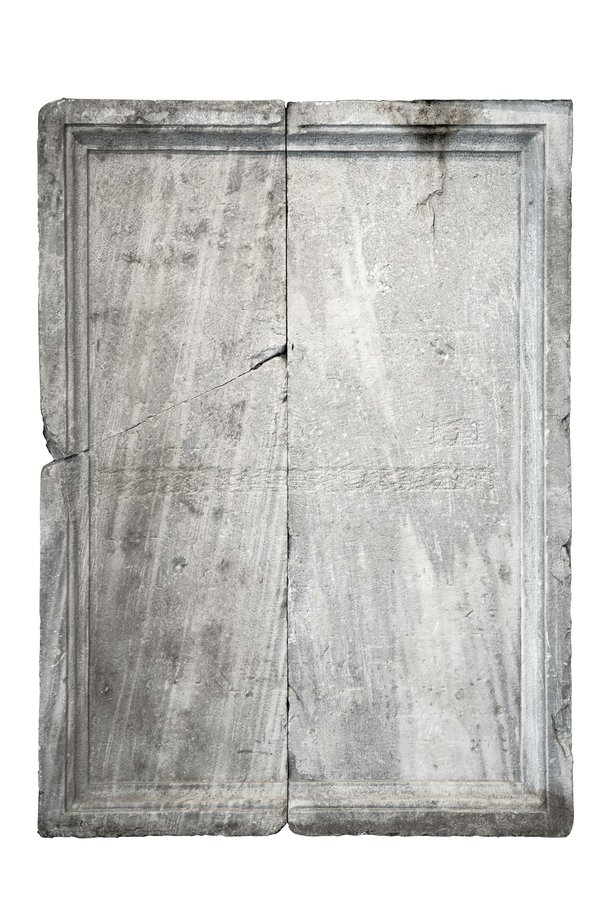 Guide complet des matériaux pour plaques funéraires : choisir la bonne option pour honorer un être cher