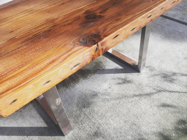 Profiter d'un intérieur design grâce à une table basse en bois foncé