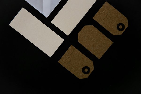 Étiquettes soldes textile à trou cadre gris : un indispensable !